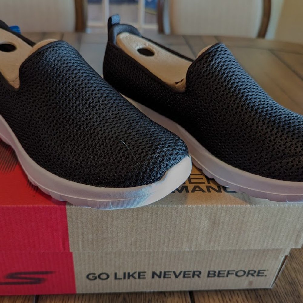 Skechers Perfomance GOGA Max Go Walk 5 Gen Black Womens size 7.5 Wide